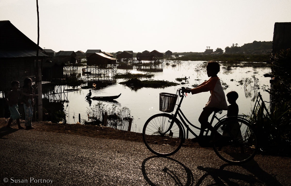 Stunning Silhouette Photos Guaranteed to Inspire Your Travels-Kids near Tonle Sap lake in Cambodia.