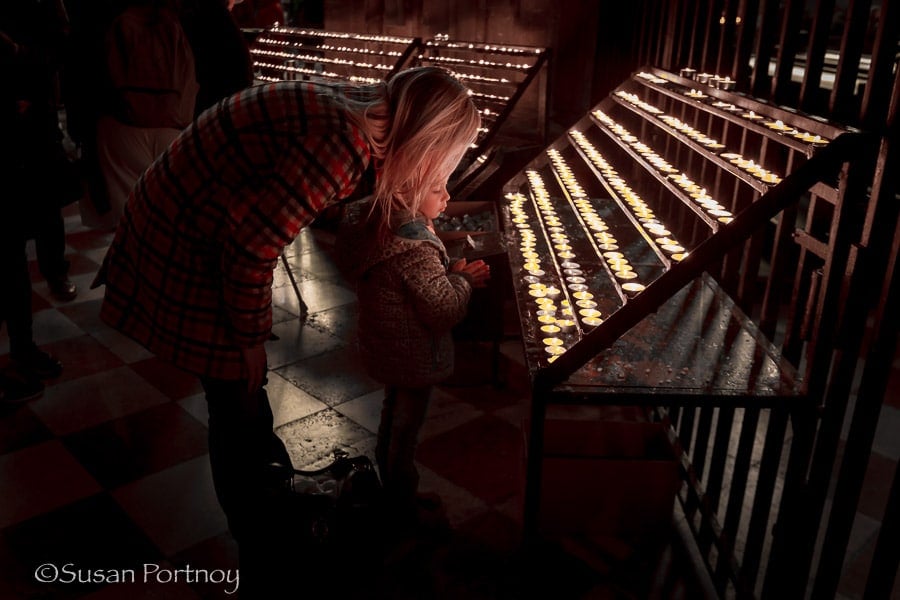 Photographing little girl in St. Stephens Cathedral in Vienna, Austria